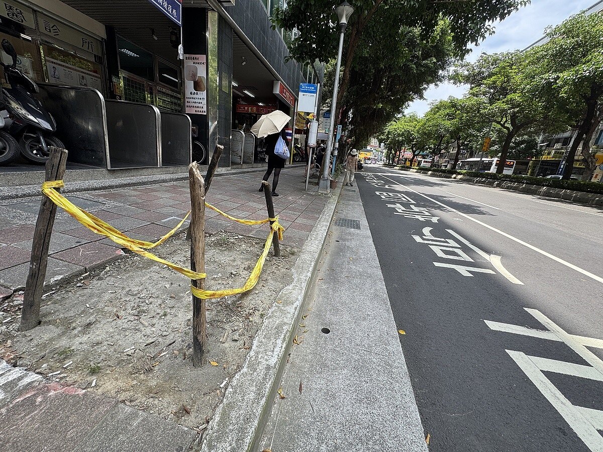 劉耀仁表示,由於樹木傾倒或移除後,仍留著樹穴,造成民眾上下車危險。圖/劉耀仁服務處提供