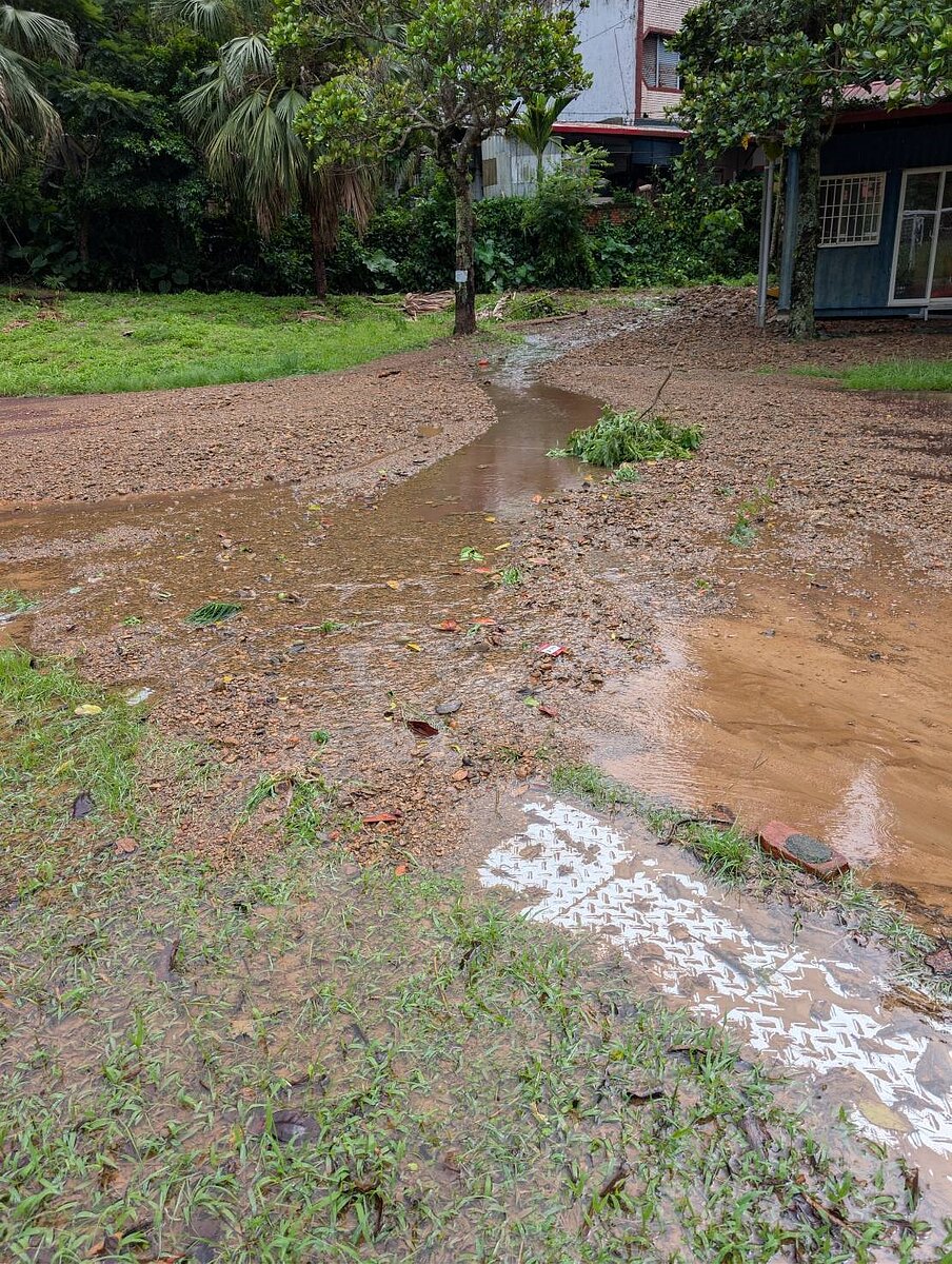 屏東縣牡丹國小部分邊坡土石溢流至校園操場。記者劉星君／翻攝