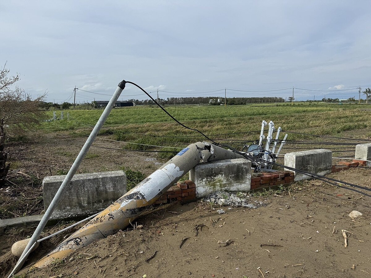 丹娜絲颱風帶來強風驟雨造成嘉義縣市近24萬戶停電，在台電工程人員持續搶修，晚上10時已復電15萬戶。圖／台電嘉義區處提供