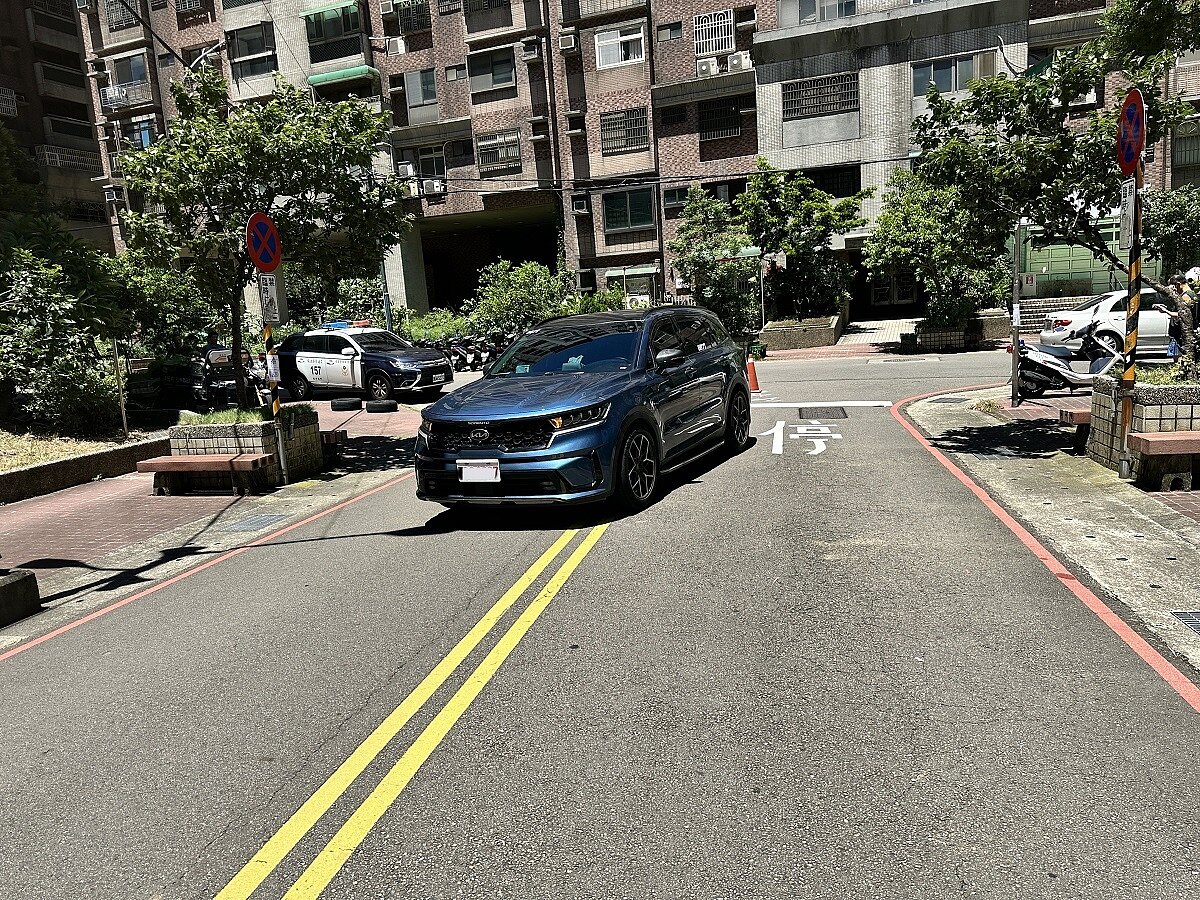 中壢區車不禮讓行人事故激增，男子開車提早跨越分向限制線，撞擊穿越馬路老婦人重傷幸好及時救治，至少罰款7200元。圖／中壢警方提供