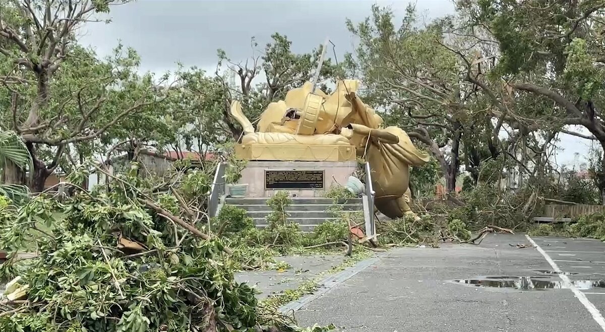 台南新營太子宮後方太子宮哪吒公園內,原設立一尊太子爺公雕像,但昨因颱風丹娜絲強襲,雕像遭攔腰吹斷。記者萬于甄/攝影
