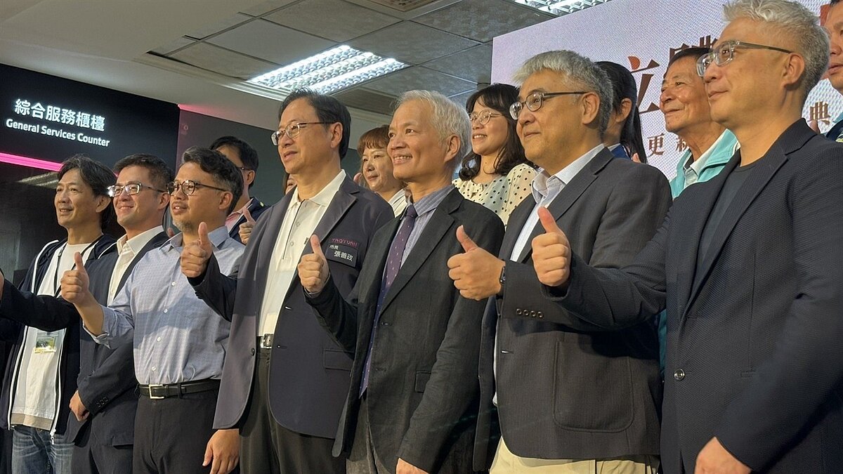 桃園新民立體停車場去年拆除,市長張善政今與聯上開發總經理李志明簽約啟動公辦都更,後續廠商將投入42億元,規畫一般住宅、商業空間及辦公室等共3棟大樓。記者朱冠諭/攝影