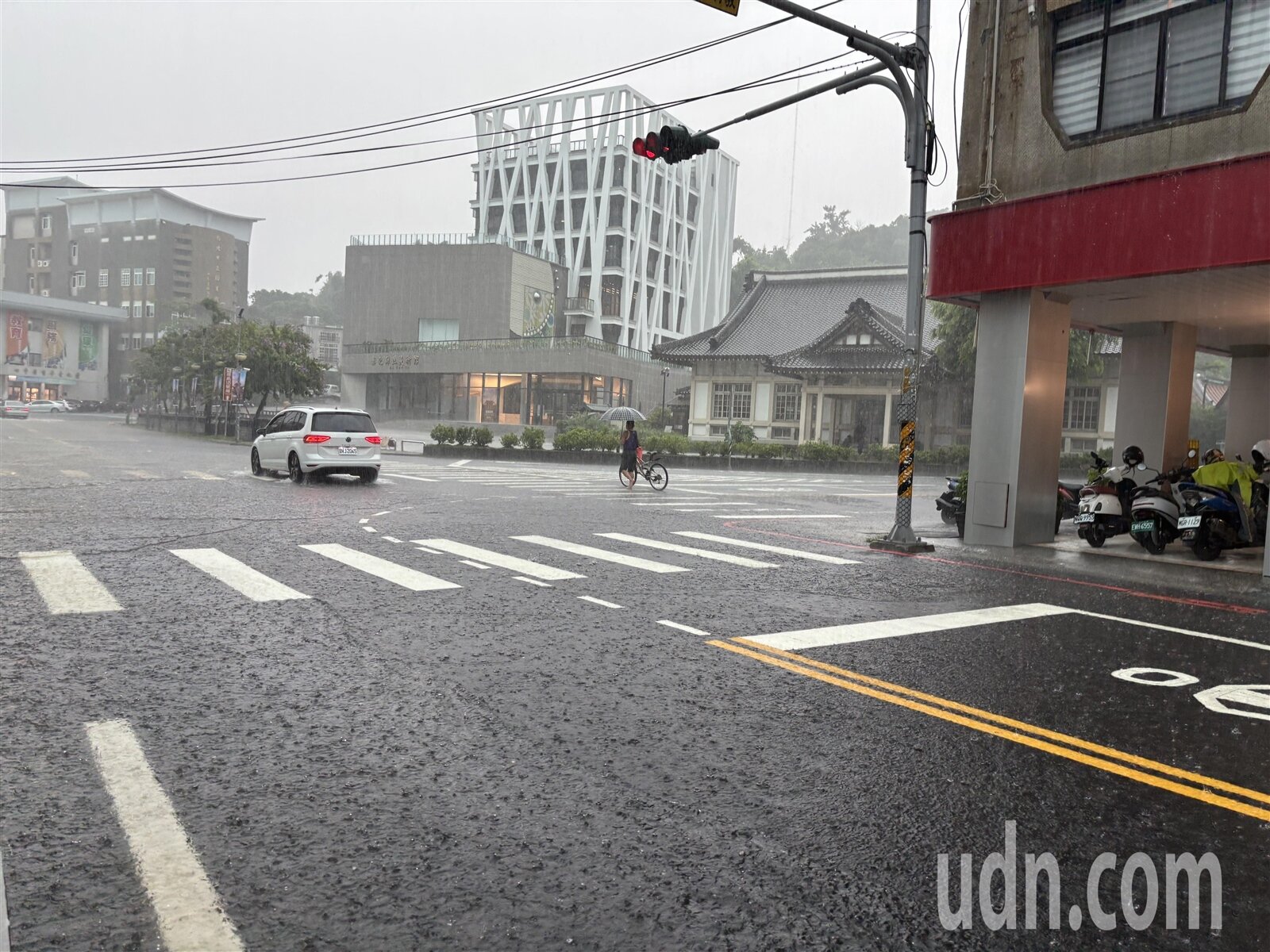 丹娜絲颱風回南，上午為彰化地區帶來超大雨勢，彰化多處淹水。記者林敬家／攝影 