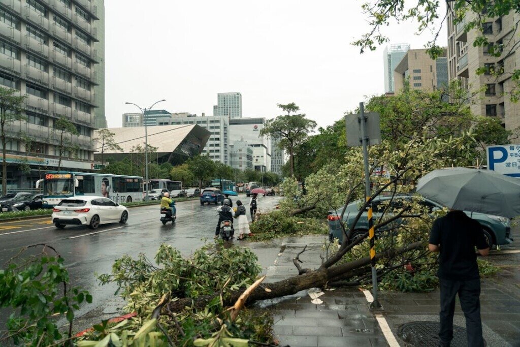 極端氣候加劇天災破壞力,長期間接毀損建物。圖/PEXELS