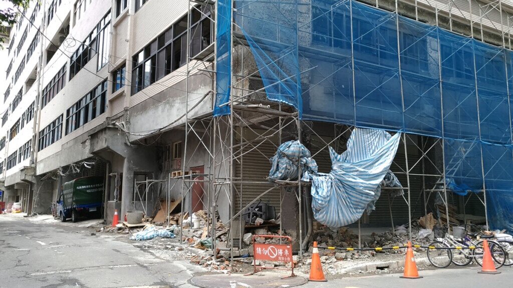 外牆磁磚脫落應先確認原建築結構安全無虞,才再進行外觀整建修復。