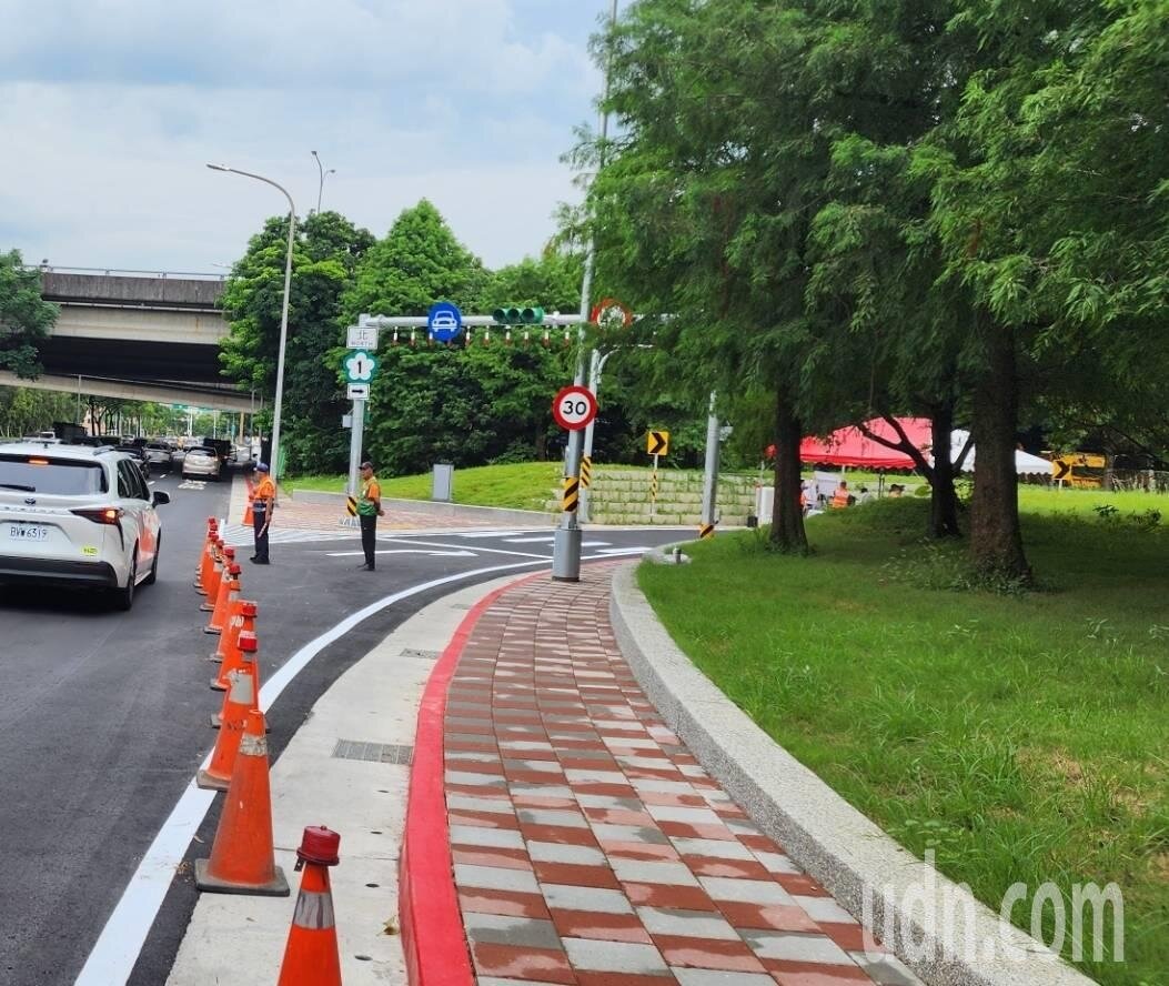為改善內科塞車問題,北市府推動堤頂大道銜接國道一號北向新匝道引道,今天通車。記者楊正海/攝影