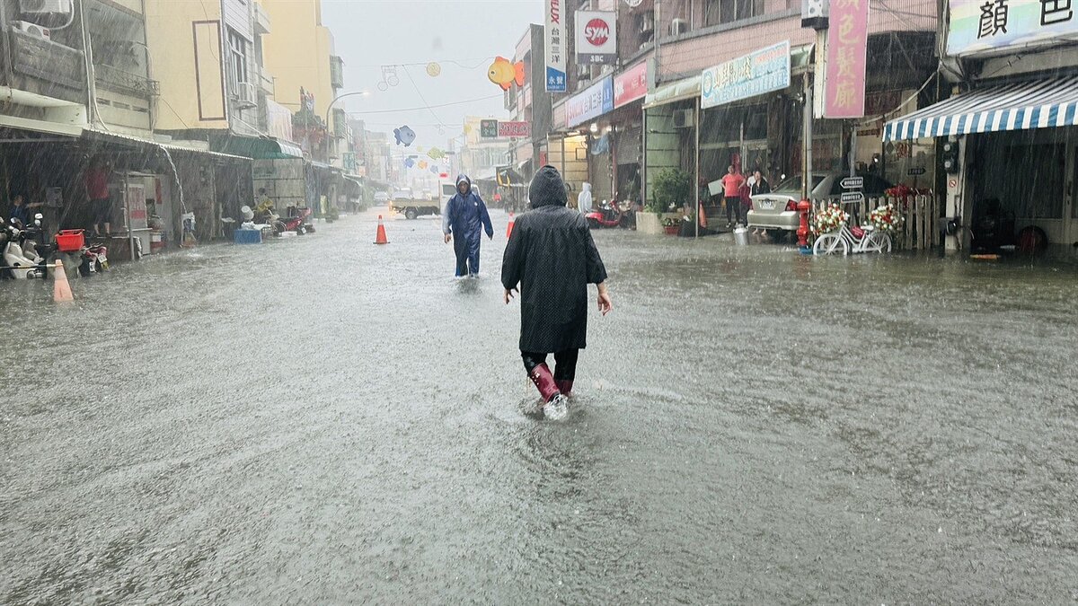 彰化縣芳苑鄉王功的街上淹水,深處及膝。圖/芳苑鄉公所提供