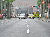 市府前「路平」　換標線變形