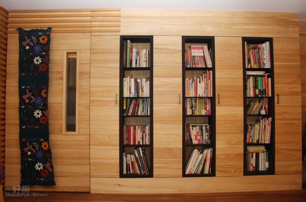 
4.除了沙發後方的展示櫃，另一邊還可見到七排書櫃（每排五格），其中四排採開門式設計。