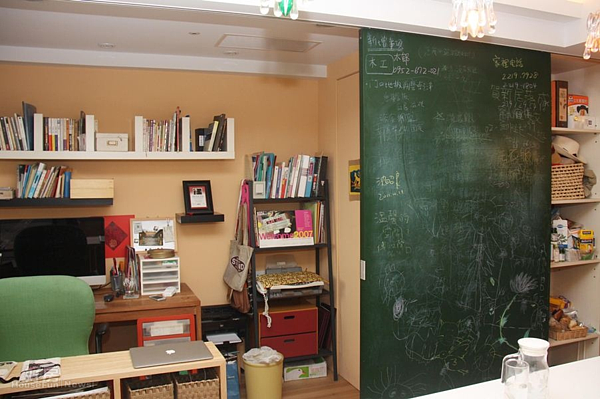 7.面對廚房的工作室拉門黑板原本是宋欣穎計畫寫上食譜的，不過目前以裝飾用途以及供兒童訪客塗鴉居多。