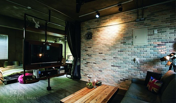 1. 旋轉電視架是Syuan的得意設計,整個空間洋溢濃濃的工業風。