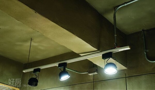 
6. 天花板讓泥作裸露，直接懸掛投影燈。