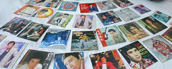 3.家中收藏了年輕時發行的黑膠唱片,回味美好的歌唱時光。