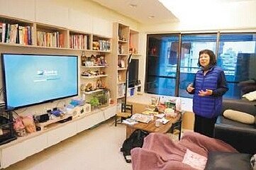 吉祥區住戶紀雅莉高興地展示39坪的新房。 (記者高詩琴/攝影)