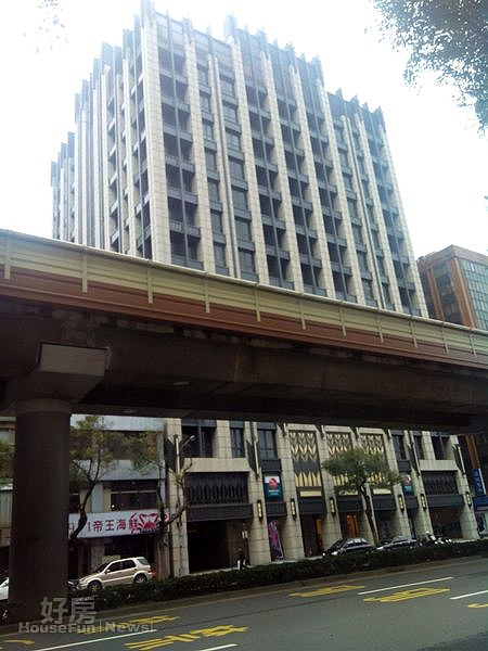 2在復興北路上的捷運沿線帶動下,拉抬周邊房價,吸引何麗玲買房。