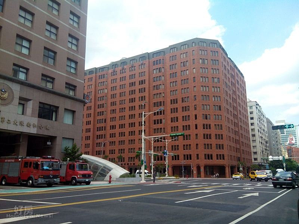 3何麗玲在「「僑福花園廣場」住了10餘年,有很多回憶。