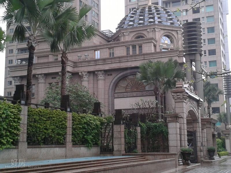 4她目前住在知名「帝寶」豪宅，受封「女強人」一點兒都不為過。