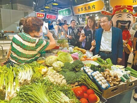 板橋黃石市場歷經5年改建,8日舉行開幕典禮,新北市長侯友宜(前排右)問候進駐攤商。(王揚傑攝)