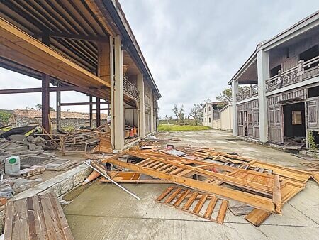 丹娜絲颱風襲擊鹽水岸內影視基地,其中又以《斯卡羅》場景受損最嚴重,牆壁門面都被大風「吹毀」。(曹婷婷攝)