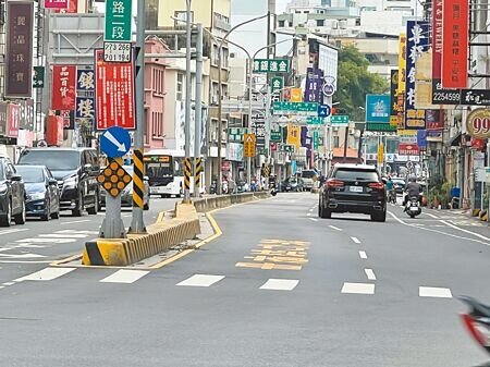 台南市中西區西門路二段部分單向2車道路段寫有「禁行機車」標字,被用路人批評是「道路陷阱」。(洪榮志攝)