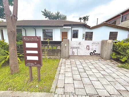 屏東原百貨尚有2店面待招租,屏縣府未來不排除以「雙進駐」方式招商,也就是讓2業者合租1店面,減輕業者負擔。(謝佳潾攝)