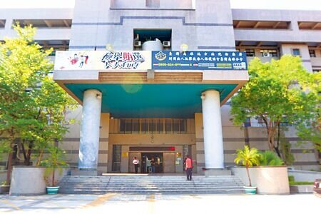 高雄地院認定黃姓少年為詐團車手,構成共同侵權須負全責,並依《民法》判其與父親連帶賠償王男1000萬元。(本報資料照片)