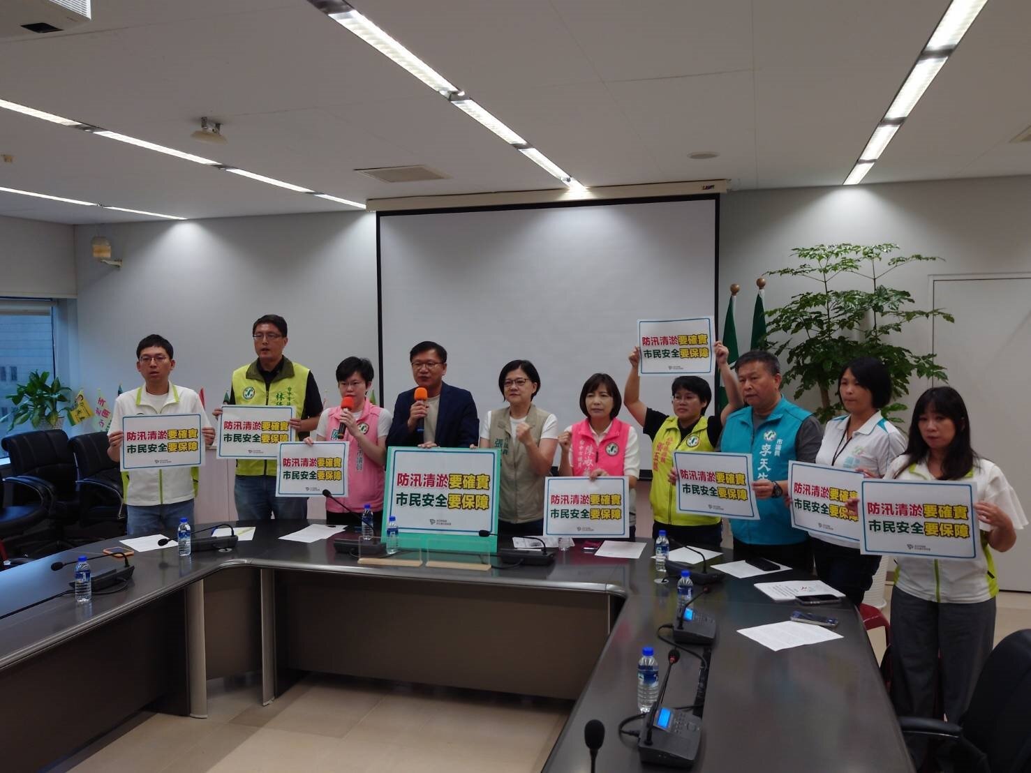 台中市議會民進黨團今召開記者會，質疑北區德化街「有水溝蓋卻無水溝」導致淹水，台中市長盧秀燕卻在台北掃街反罷免，要求盧對災情負起責任。記者余采瀅／攝影 