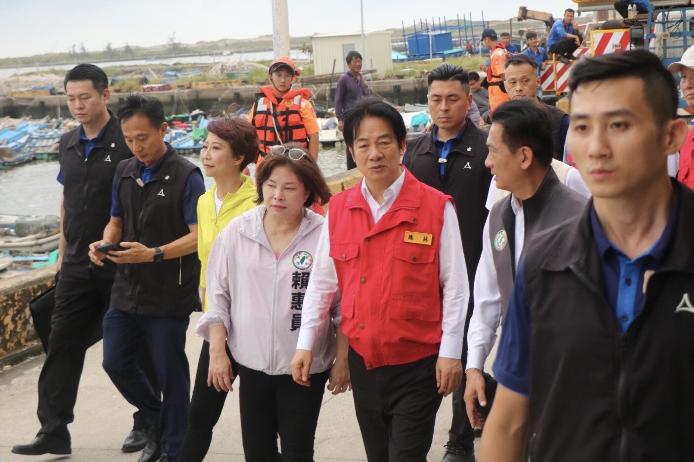 賴清德總統(右三)今下午到台南北門區蘆竹溝視察災情。記者萬于甄/攝影