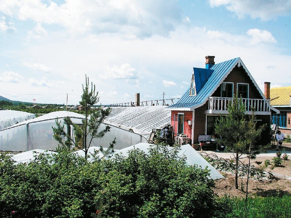 大陸東北近日連續出現異常高溫天氣,多地氣溫突破歷史同期極值,連大陸最北的漠河北極村也遭遇35度高溫,當地人直呼「活久見」。圖為漠河農民在小屋後搭起大棚,在棚裡種西瓜與香瓜。本報系資料照片