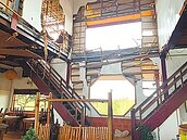 強風摧殘　中寮景觀餐廳屋塌牆裂