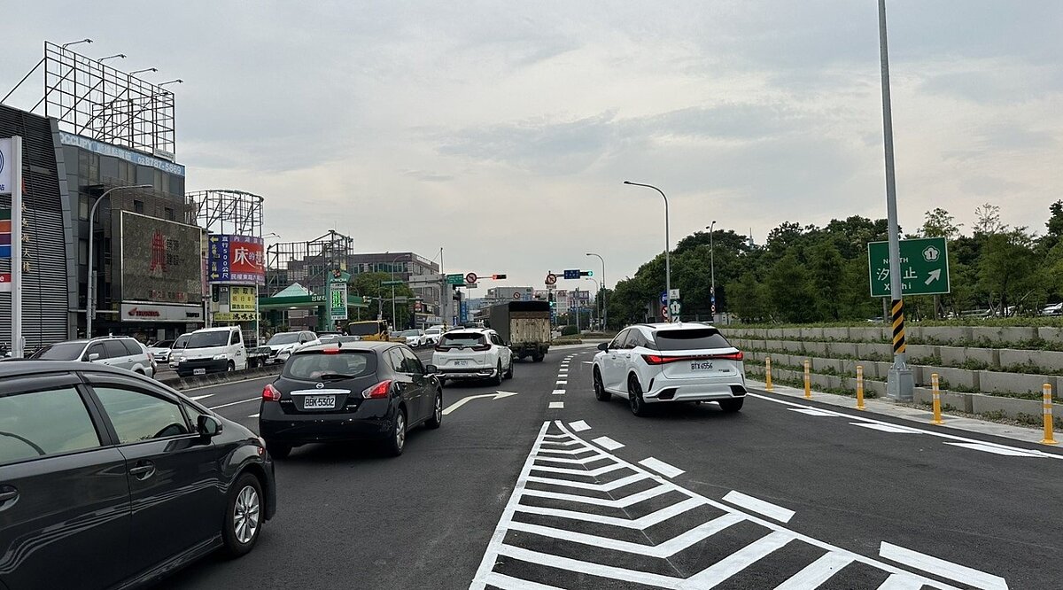 北市府推動堤頂大道銜接國道一號北向新匝道引道,昨通車。圖/台北市交通局提供