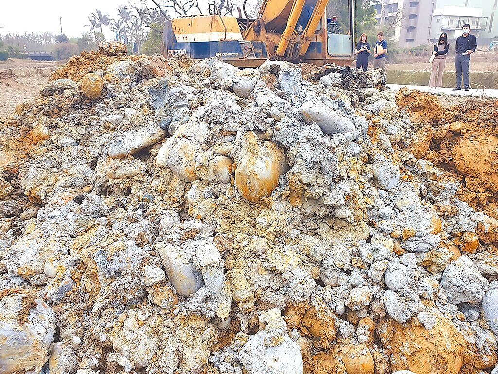 桃檢警環破獲吳男為首的假租地真掏空非法回填廢棄物的犯罪集團,不法所得高達8億元,桃檢偵結起訴11人,並查扣17輛曳引車。圖/翻攝照片