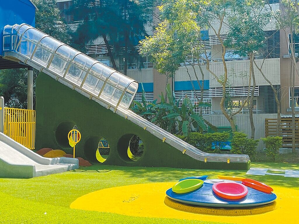 有新北市的國小家長反映,孩子因被安排在高層教室,下課根本無法到操場遊玩。示意圖為板橋國小特色遊戲場。 圖/新北市教育局提供