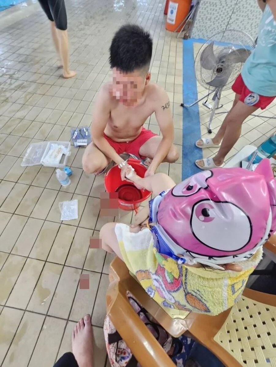 新北一名7歲女童日前在新莊國民運動中心,遭破裂泳池磁磚割傷,當場血流如注。圖/議員陳世軒提供