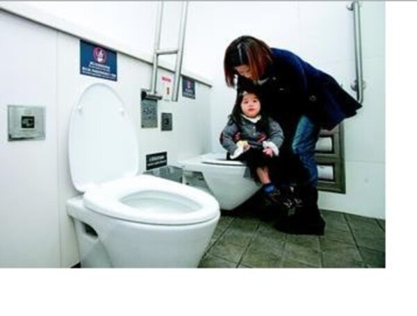 高鐵車站缺乏獨立親子廁所,僅將無障礙廁所併在一起供乘客使用,馬桶也沒有分大小,小小孩如廁不便。記者程宜華/攝影