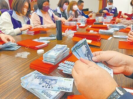 4,100億的特別條例11日在立法院三讀,其中納入普發現金1萬元勢必要舉債,行政院是否提出覆議,原則會在本周五(18日)前拍板。圖∕本報資料照片