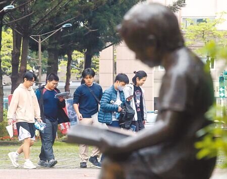 台灣每年有近9成、超過14萬高中生成為大學新鮮人,但同時卻也有超過12萬大專院校生選擇休退學。(本報資料照片)