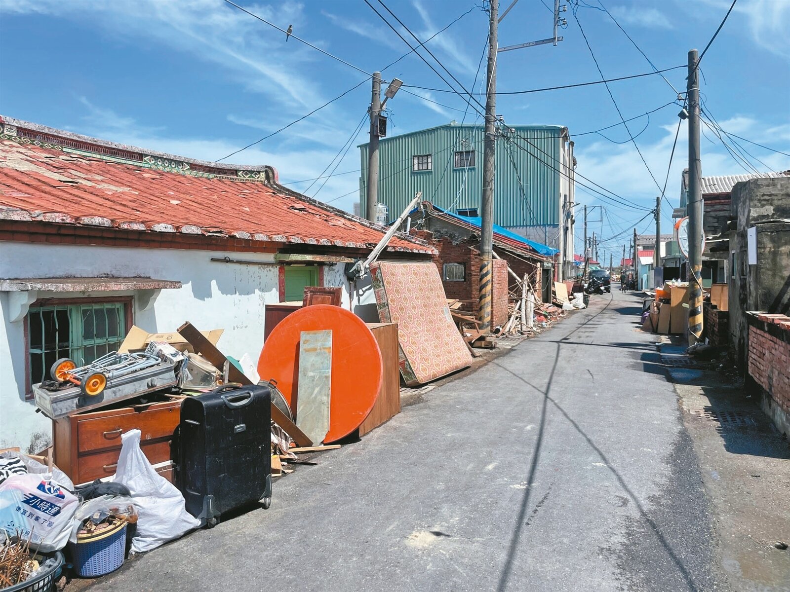 台南七股西寮里此次受颱風丹娜絲強襲,災情慘重,村落內迄今仍有許多住戶尚在整理善後。記者萬于甄/攝影