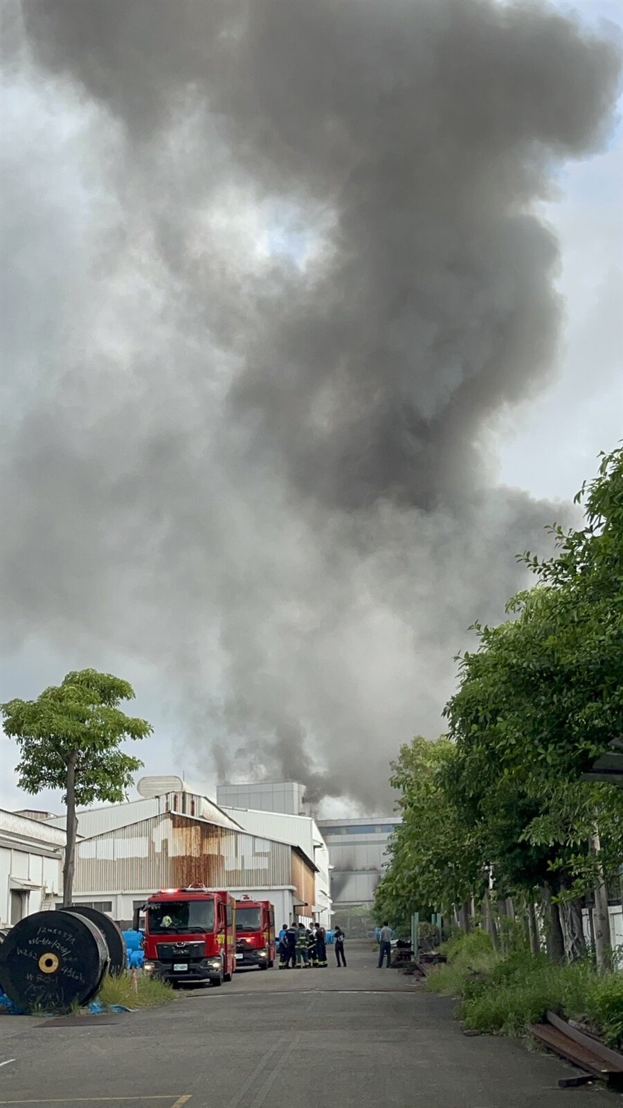 三元能源科技公司今晨爆炸起火,造成12名員工及3名警消受傷送醫,現場濃煙密布。記者劉學聖/攝影