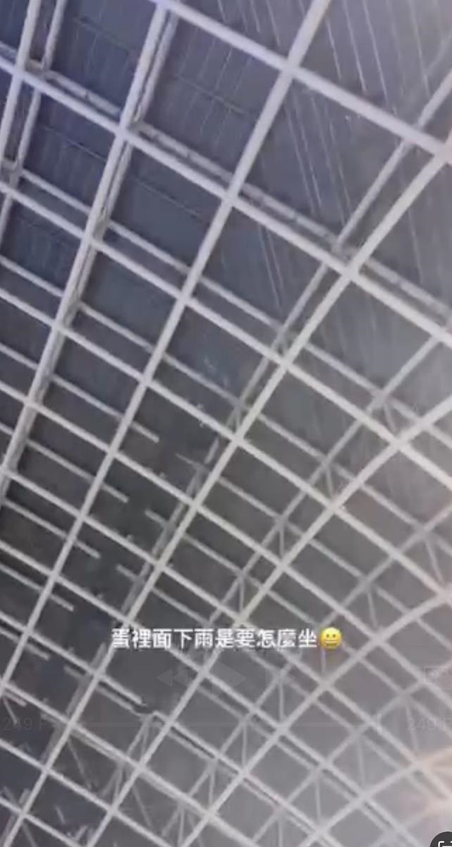 天團五月天「回到那一天」巡迴演唱會12日在台北大巨蛋迎來最後一場,不過12日傍晚突然下起午後雷陣雨,有不少歌迷反應大巨蛋內又漏水。圖/議員陳宥丞辦公室提供