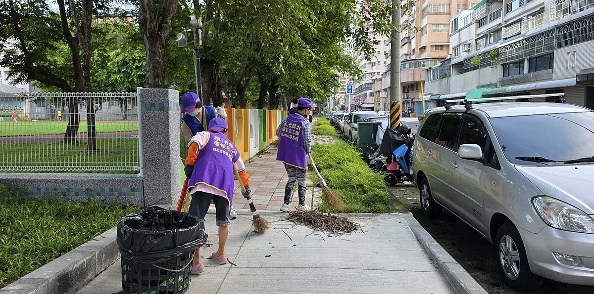 高雄左營、楠梓及鳳山等地都有單一里人口數超過1萬人，颱風期間路樹倒伏或淹水等情況讓里長分身乏術，災後環境清潔也由里長帶頭。圖／記者徐白櫻翻攝
