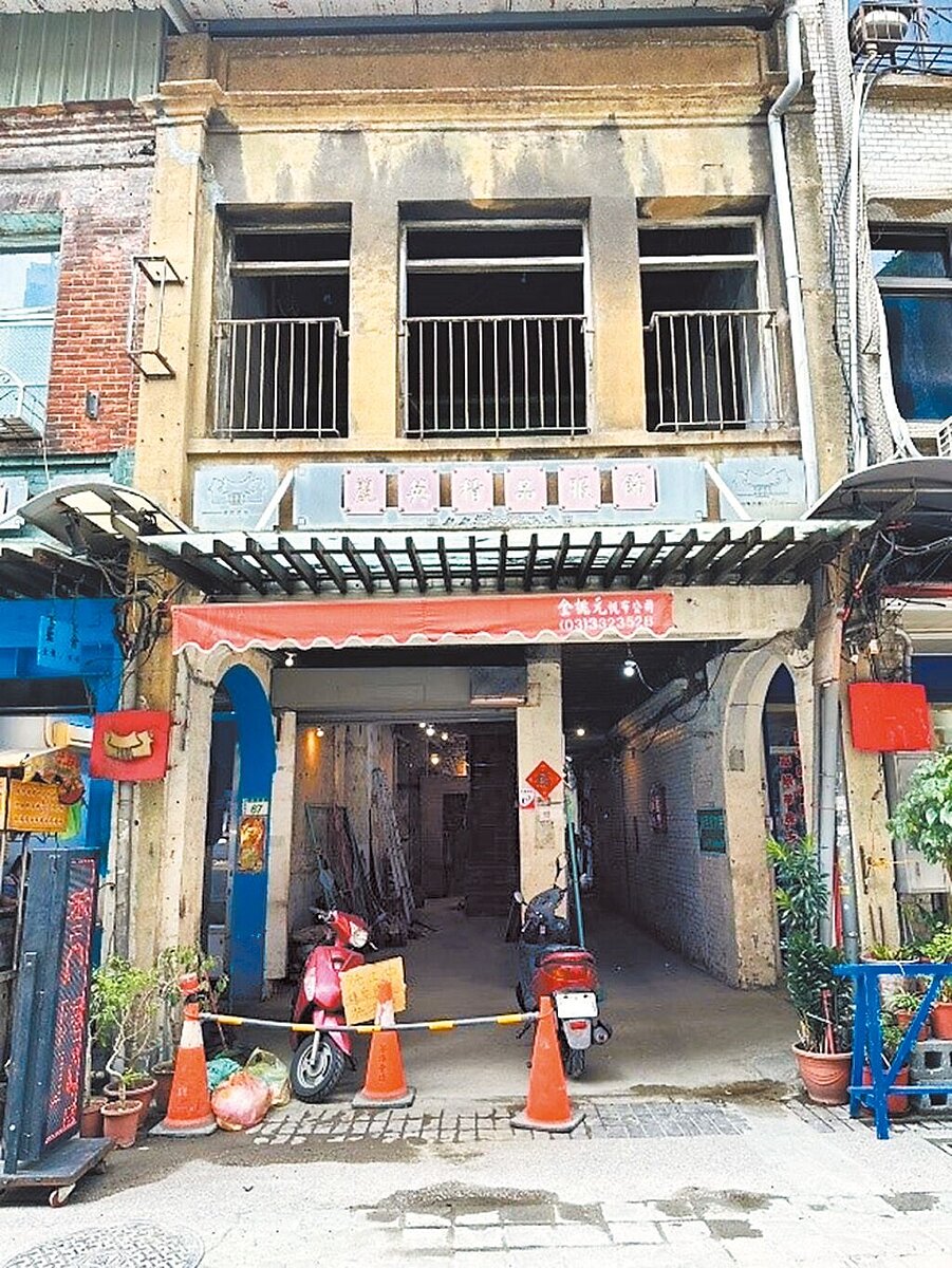 桃園區新民街「馨百年」老宅人文空間,是老屋活化的成功案例之一。圖為改善前立面。圖/住發處提供