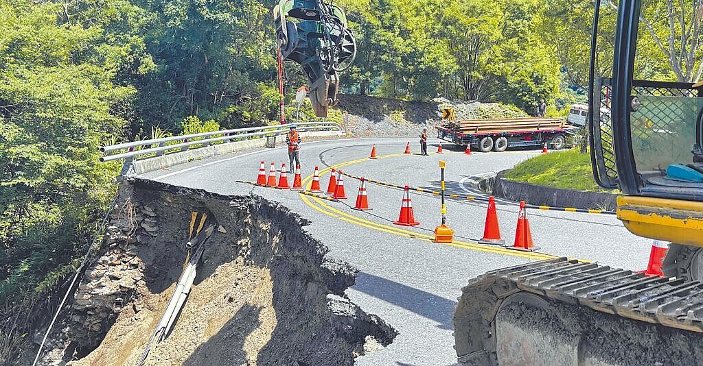 台14線77公里車道出現長達20公尺、寬約6公尺、深10公尺的大坑洞,埔里工務段先派員打設鋼軌穩固內側路基再搶修。(公路局提供/楊靜茹南投傳真)