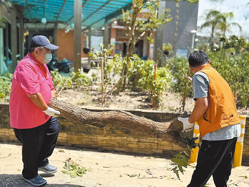 台南市警局13日一早動員民力,在後壁區公所協助清理路樹。(讀者提供/程炳璋台南傳真)