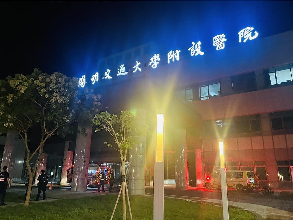 宜蘭市陽明交通大學附設醫院13日突傳火警,一陣濃煙從5樓至6樓樓梯間竄出,病患與醫護人員深夜驚魂。(民眾提供/吳佩蓉宜蘭傳真)
