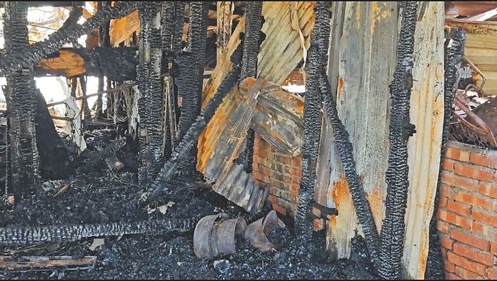 台南市吳姓婦人因停電點蠟燭不慎,引發大火燒屋命喪火窟,屋內木造梁柱都被燒成黑炭。(民眾提供/郭良傑台南傳真)