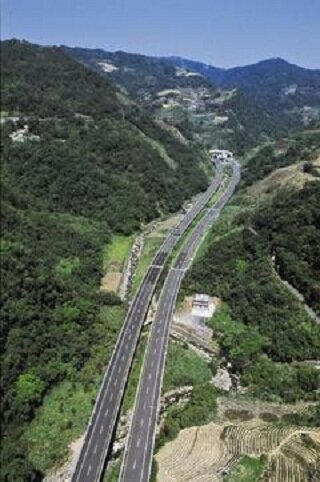 鐵工局計畫興建北宜直鐵,將與國道五號一樣都將穿越雪山山脈,引發爭議。圖/交通部國道新建工程局提供