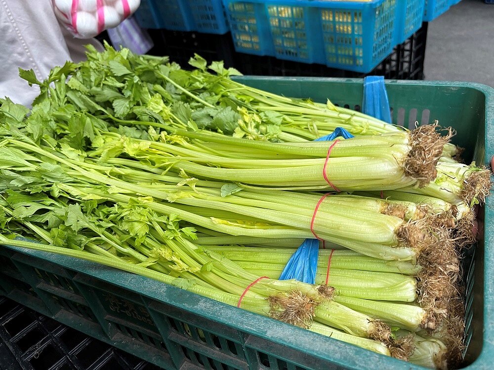 為維護民眾食用生鮮蔬果之安全，臺北市政府衛生局定期至本市市場、蔬果零售業者、超市、賣場、餐飲店等處抽驗生鮮蔬果檢驗殘留農藥。圖／台北市政府提供