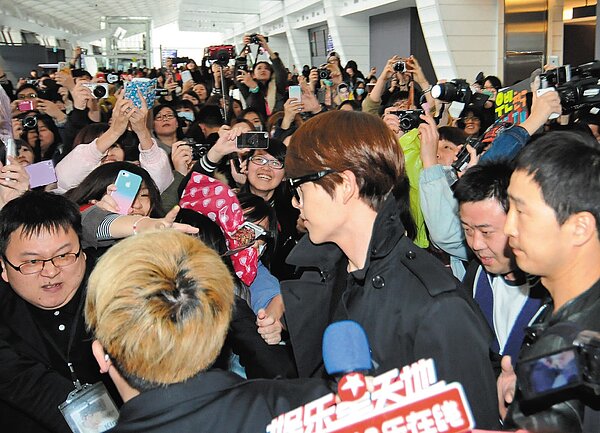 金宇彬昨搭機抵台,大批粉絲接機。 記者盧振昇/攝影