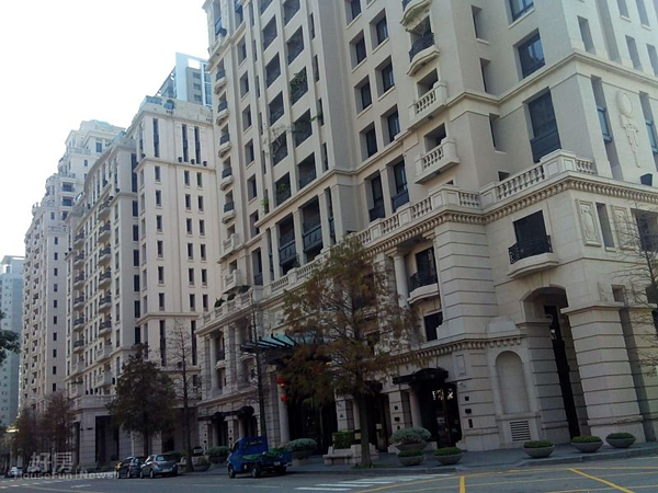 3「聯聚東方大廈」和「聯聚怡和大廈」僅有一街之隔。